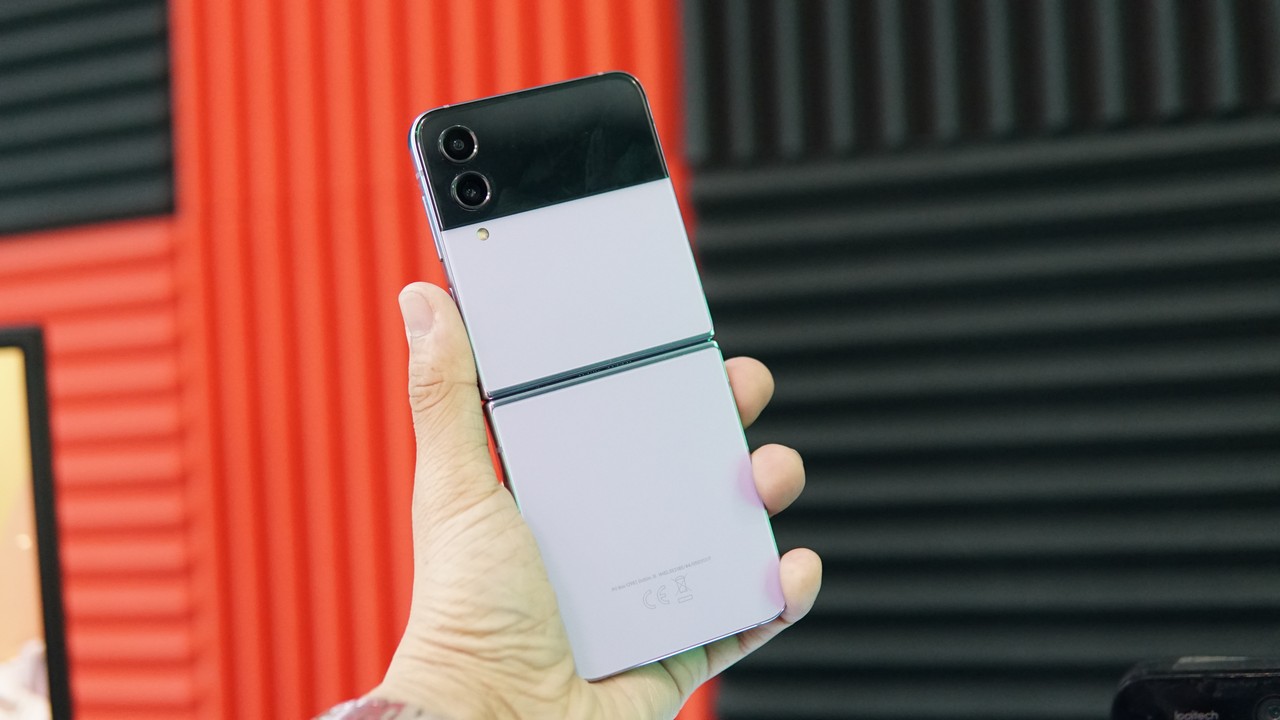 Samsung Galaxy Flip 4 Long-Term Review - The Exciting Smartphone - Tech ...