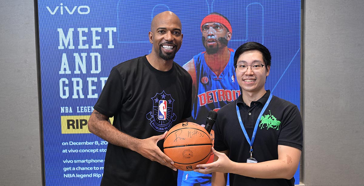 Richard Hamilton visits vivo Store MOA